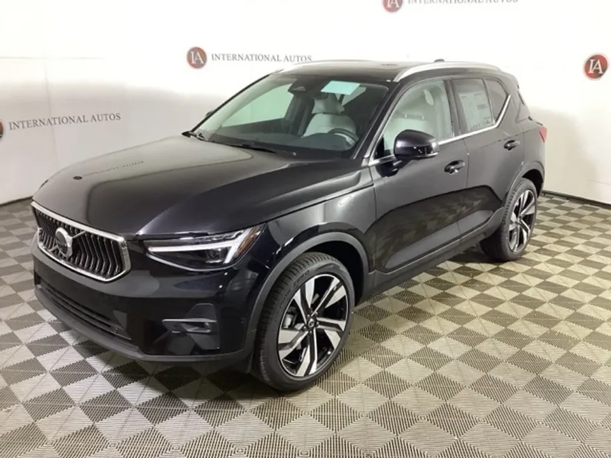 2025 Volvo XC40 photo 1