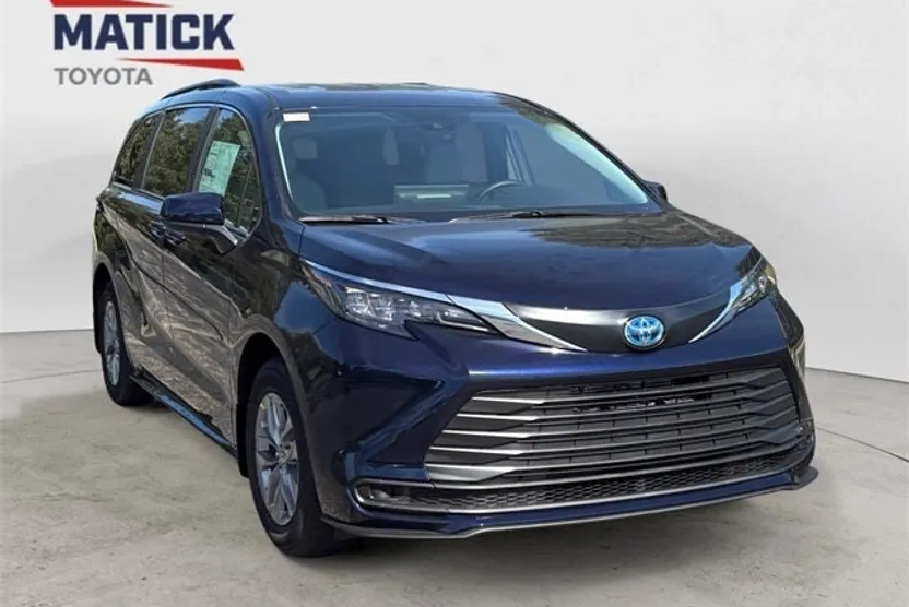 2025 Toyota Sienna LE photo 1