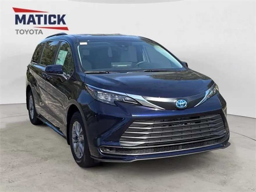 2025 Toyota Sienna LE photo 1