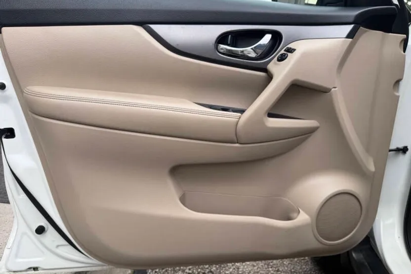 2016 Nissan Rogue SV photo 1