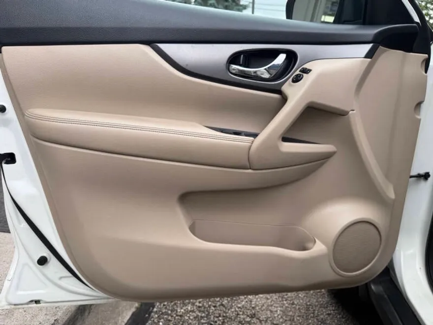 2016 Nissan Rogue SV photo 1