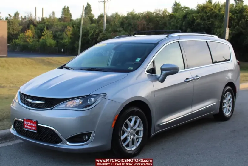 2020 Chrysler Pacifica Touring L photo 1