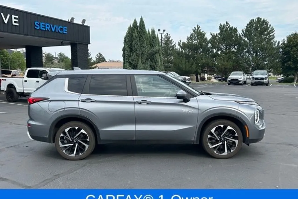 2023 Mitsubishi Outlander PHEV SE photo 1