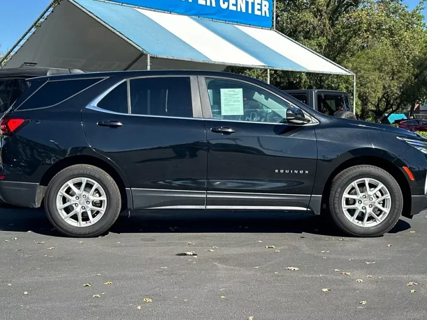 2023 Chevrolet Equinox LT photo 1