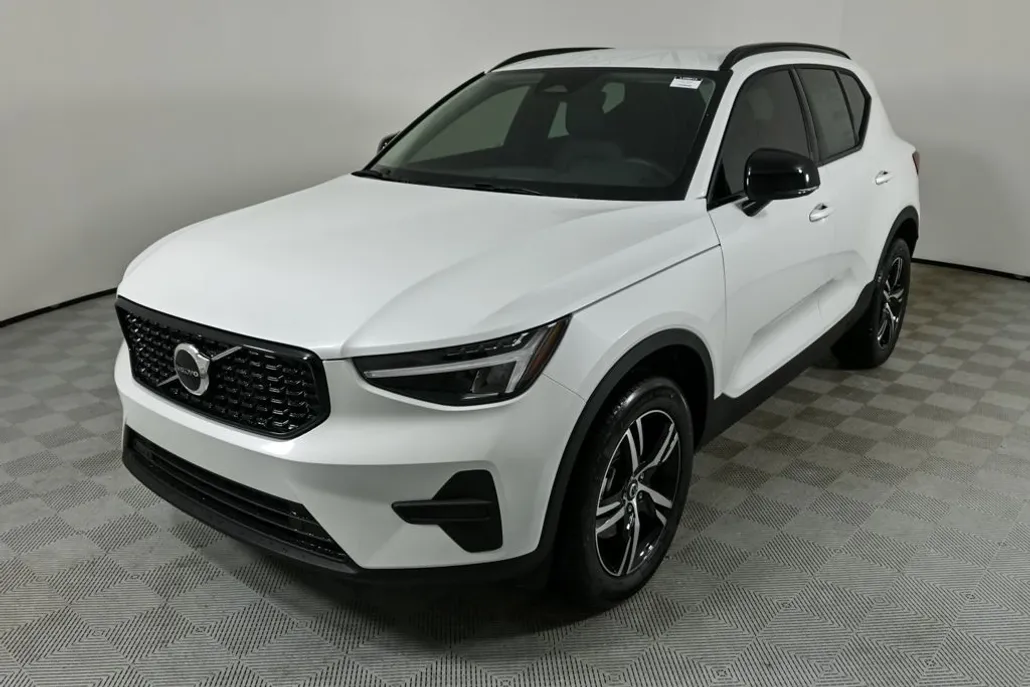 2026 Volvo XC40 Core photo 1