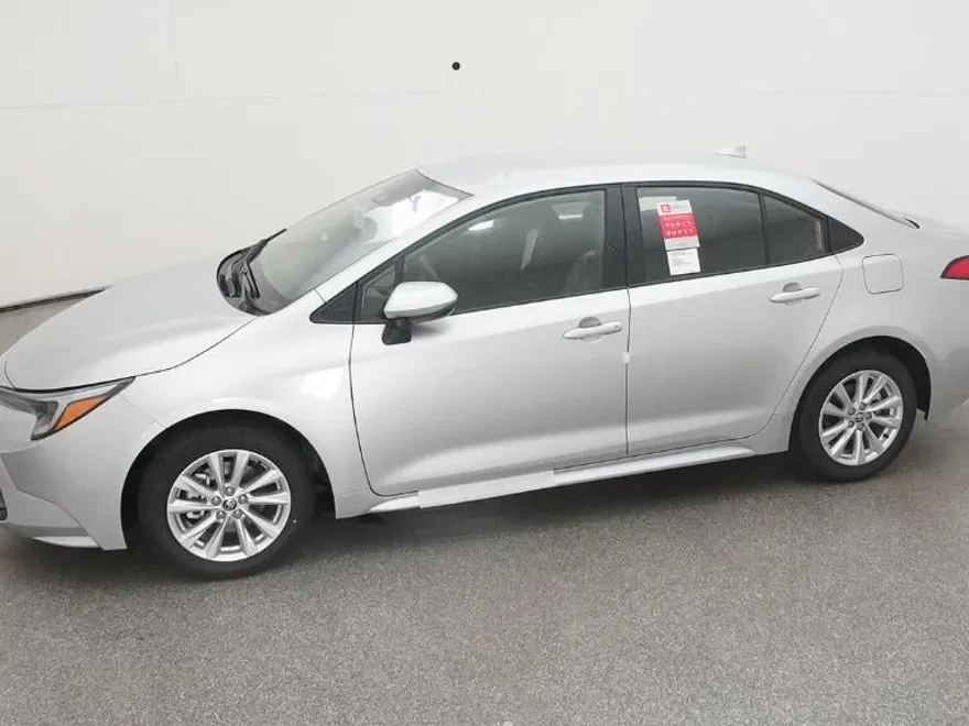 2025 Toyota Corolla LE photo 1