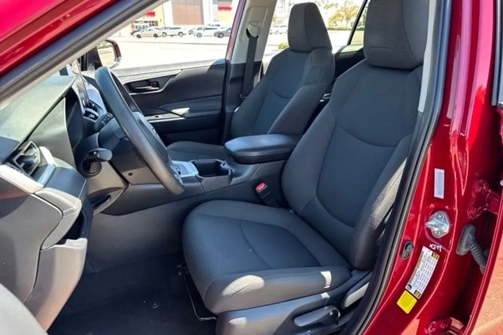 2024 Toyota RAV4 LE photo 1