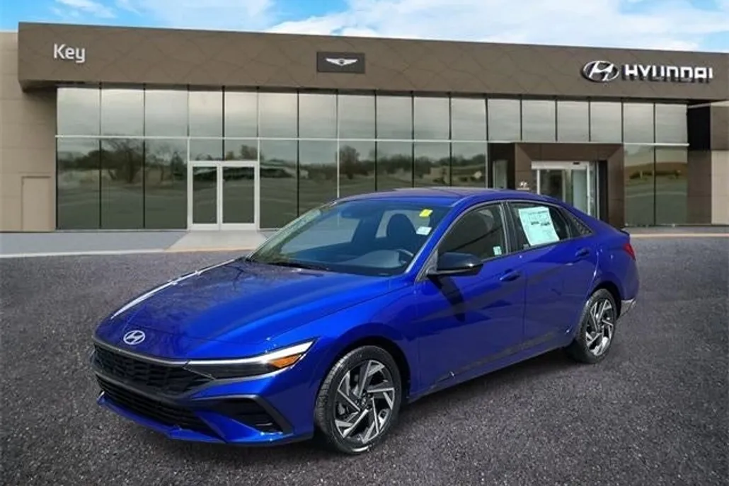 2025 Hyundai Elantra SEL Sport photo 1