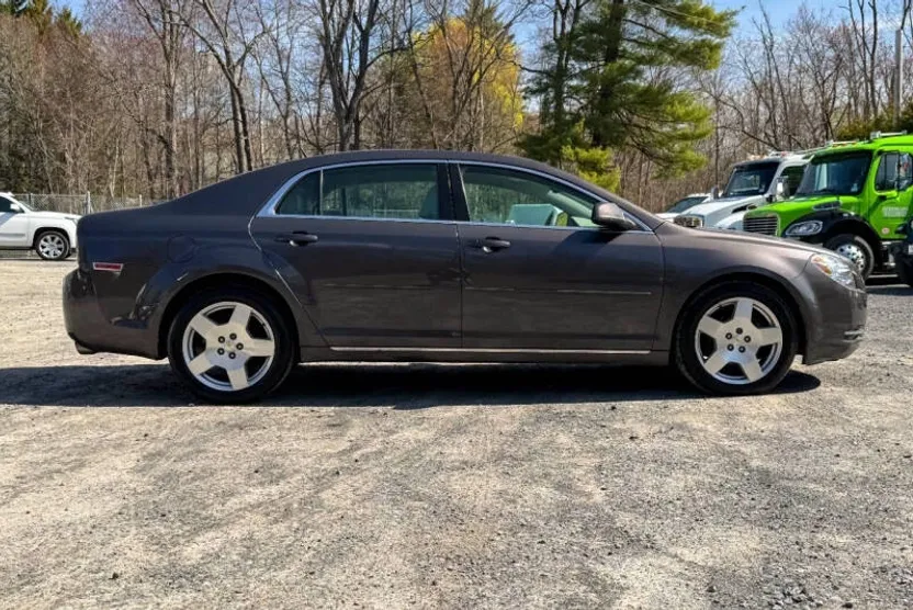 2010 Chevrolet Malibu 2LT photo 1