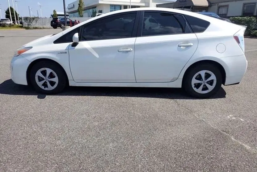 2013 Toyota Prius One photo 1