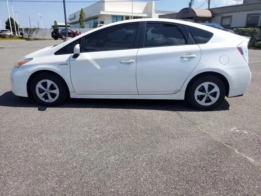 2013 Toyota Prius One photo 1
