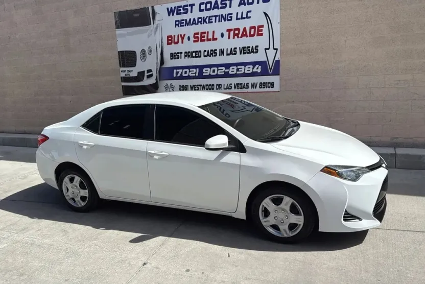 2019 Toyota Corolla LE photo 1