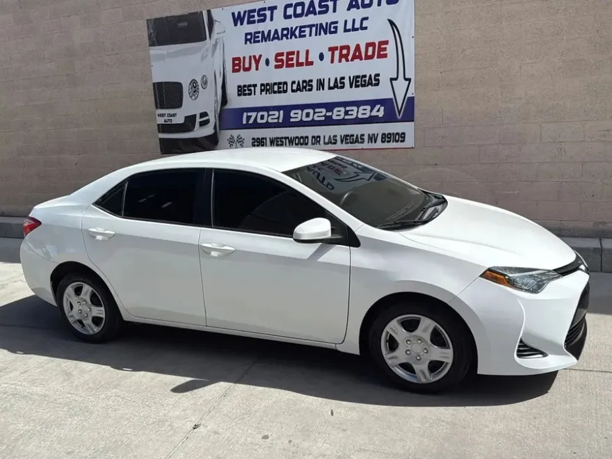 2019 Toyota Corolla LE photo 1