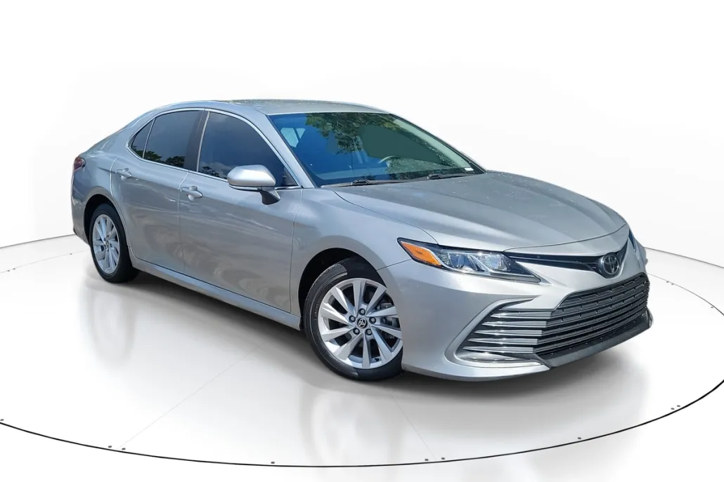 2023 Toyota Camry LE photo 1
