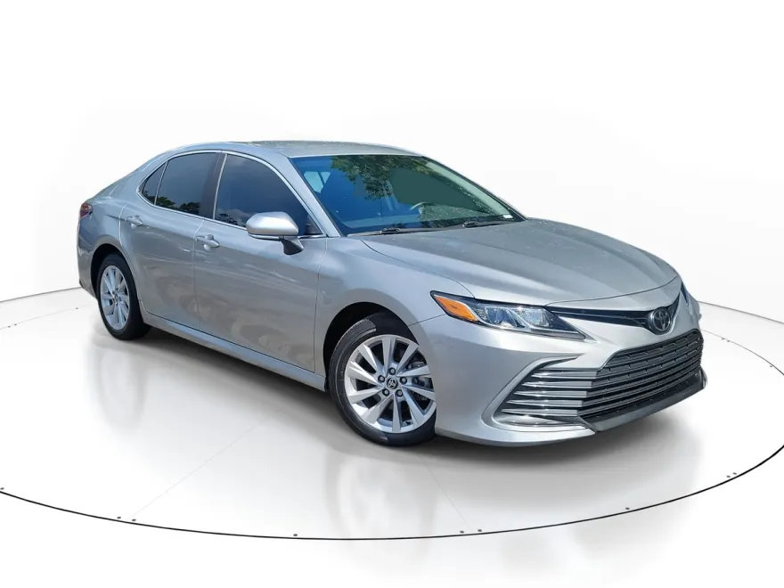 2023 Toyota Camry LE photo 1