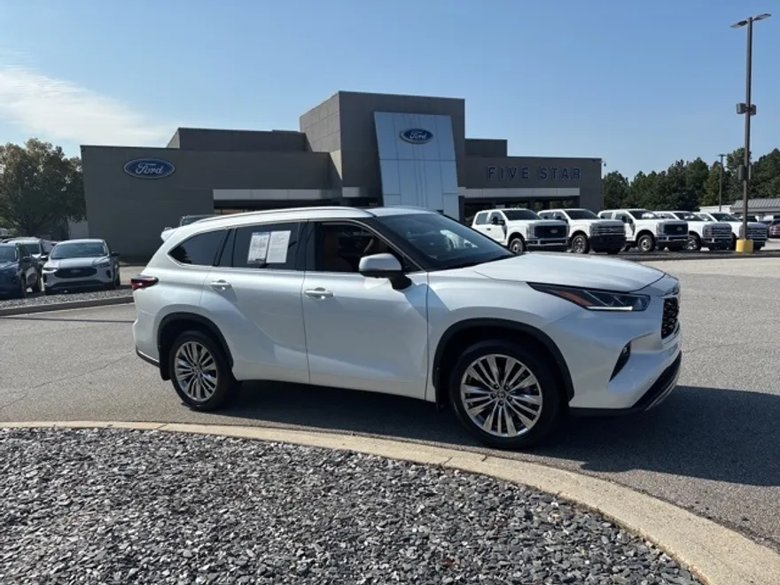 2024 Toyota Highlander Platinum photo 1
