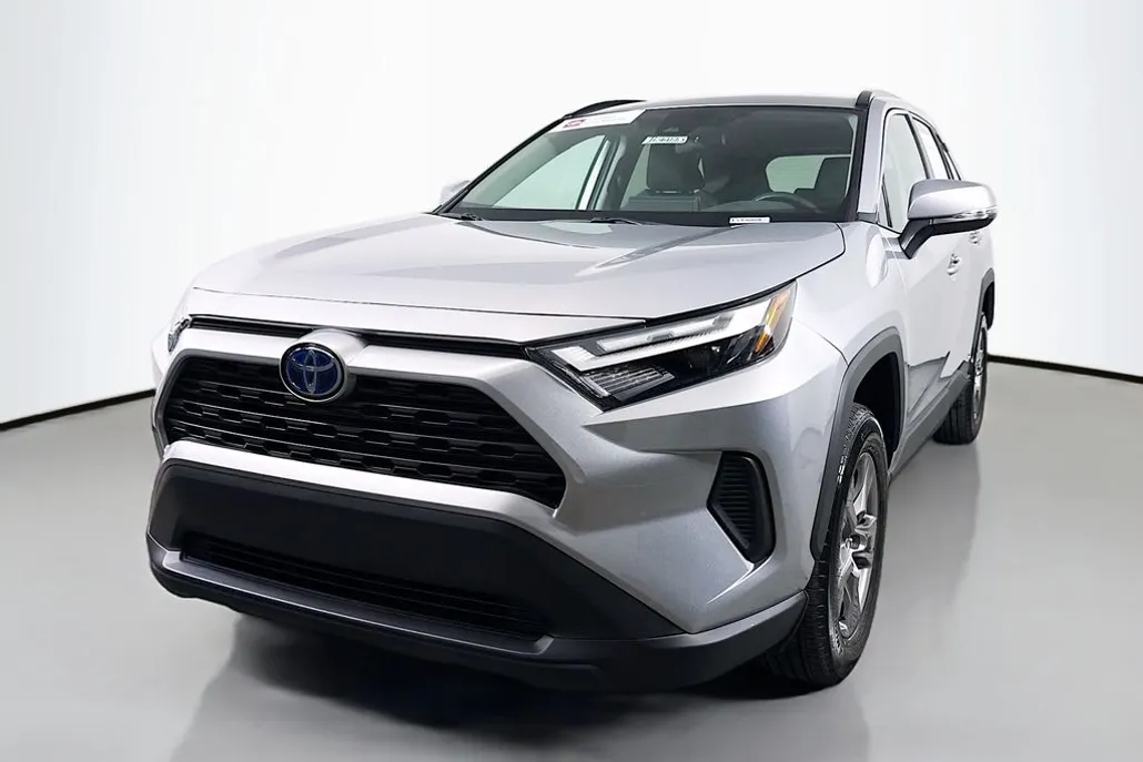 2024 Toyota RAV4 Hybrid XLE photo 1