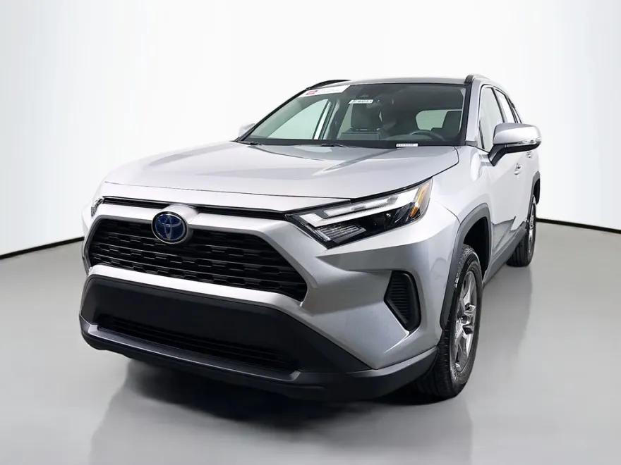 2024 Toyota RAV4 Hybrid XLE photo 1