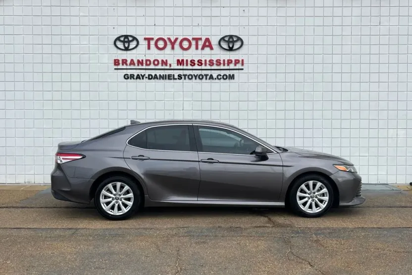 2020 Toyota Camry LE photo 1
