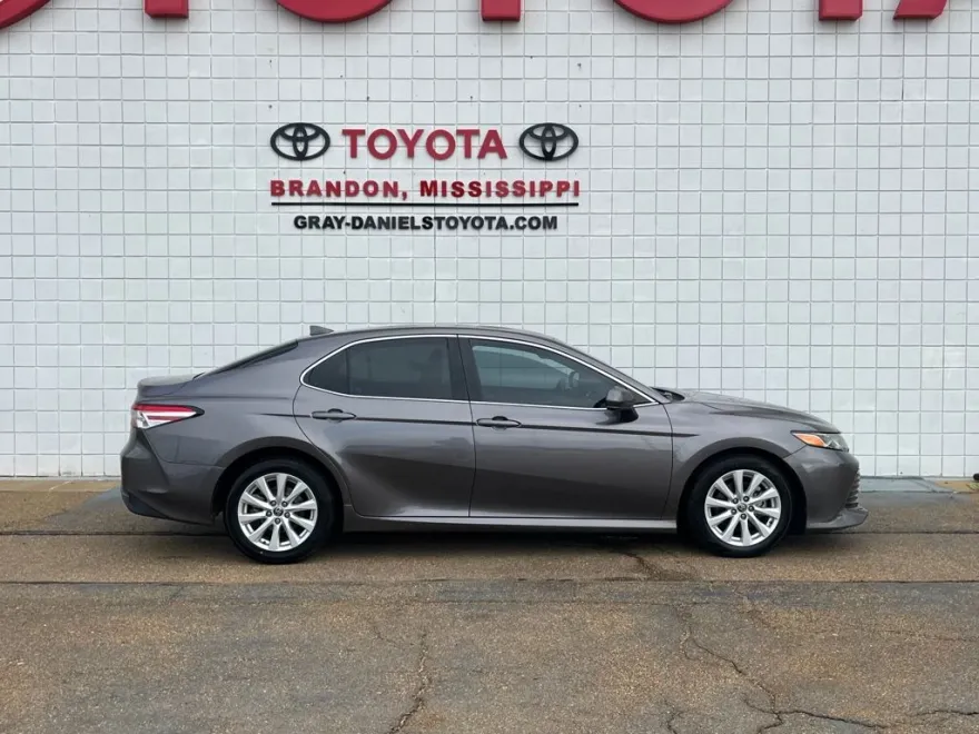 2020 Toyota Camry LE photo 1
