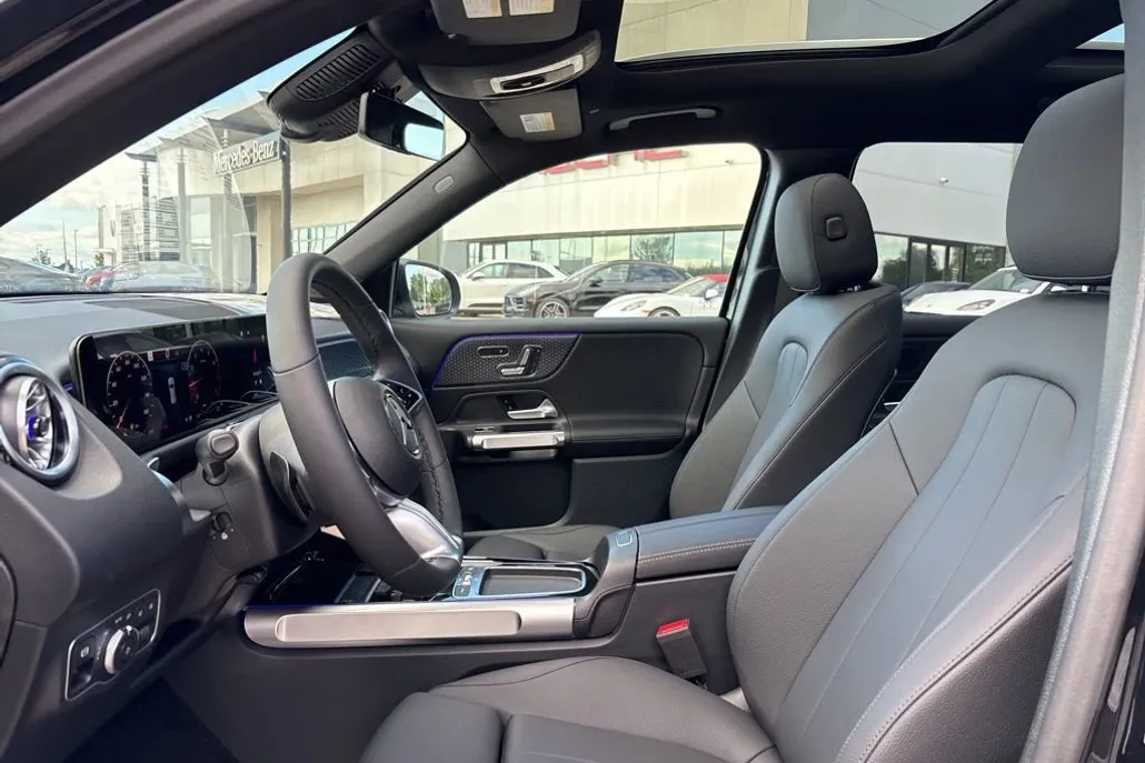 2025 Mercedes Benz GLB 250 4MATIC photo 1