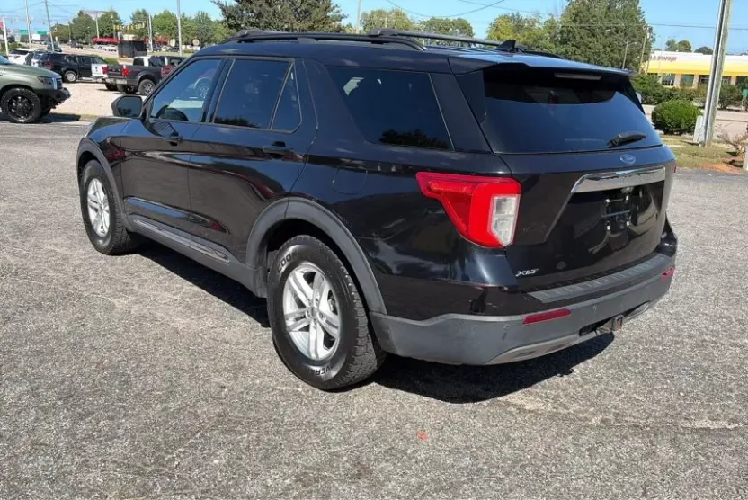 2020 Ford Explorer XLT Sport photo 1