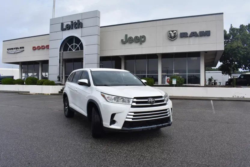 2019 Toyota Highlander LE photo 1