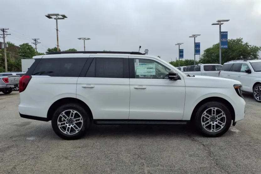 2025 Ford Expedition photo 1