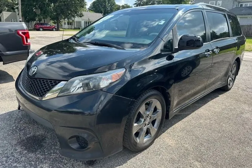 2014 Toyota Sienna SE photo 1