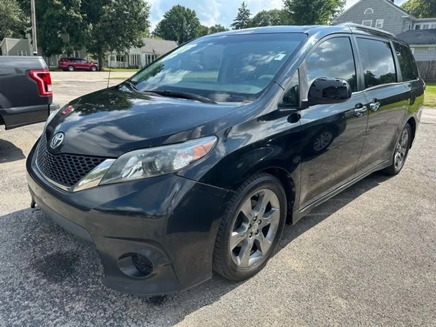 2014 Toyota Sienna SE photo 1