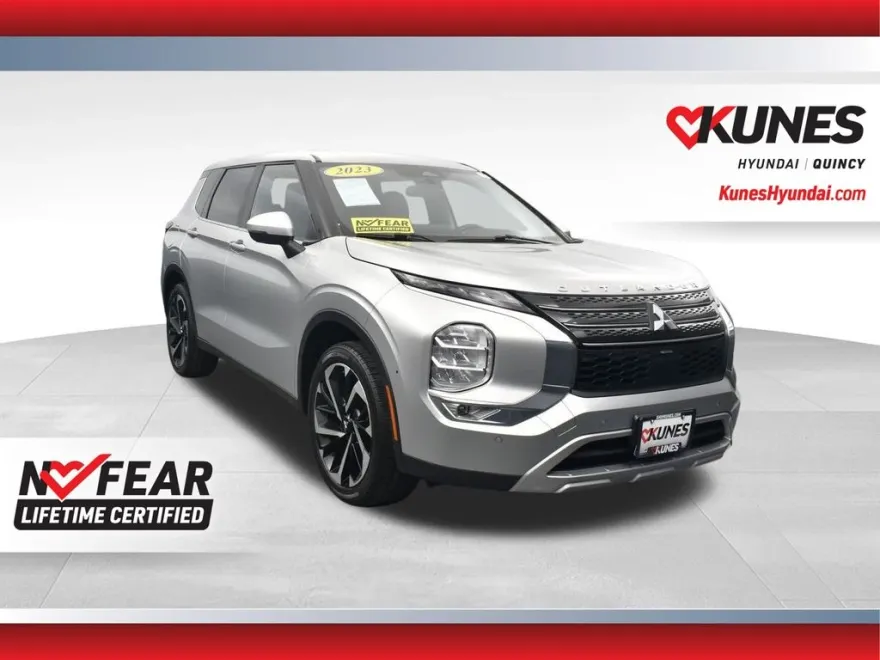 2023 Mitsubishi Outlander SE photo 1
