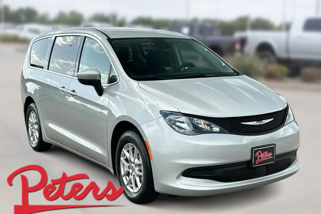 2023 Chrysler Voyager LX photo 1