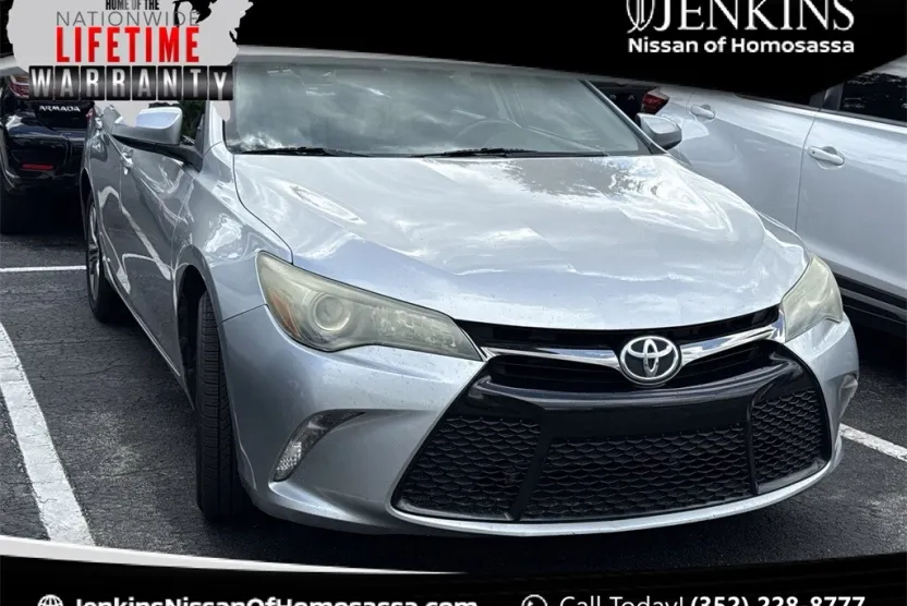 2016 Toyota Camry SE photo 1