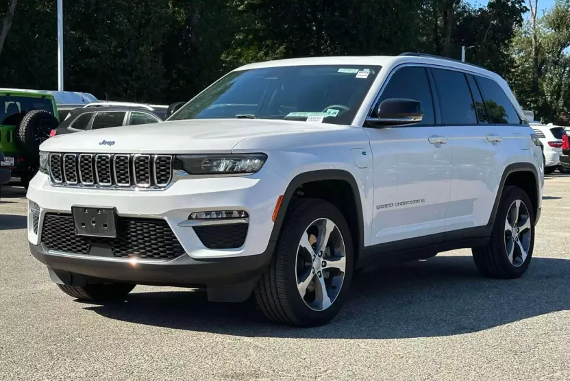 2023 Jeep Cherokee 4xe photo 1