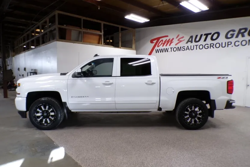 2017 Chevrolet Silverado 1500 LT photo 1