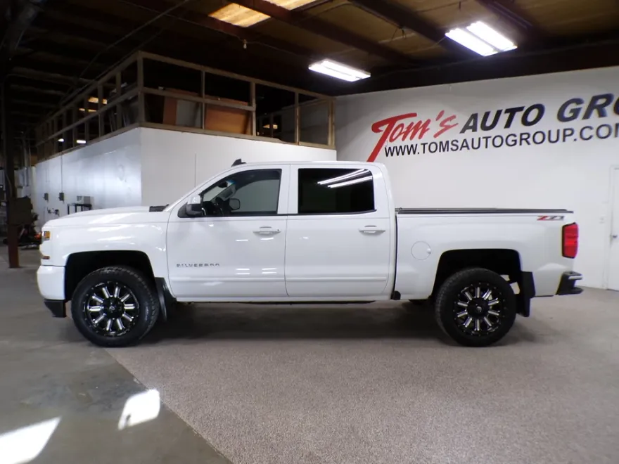 2017 Chevrolet Silverado 1500 LT photo 1