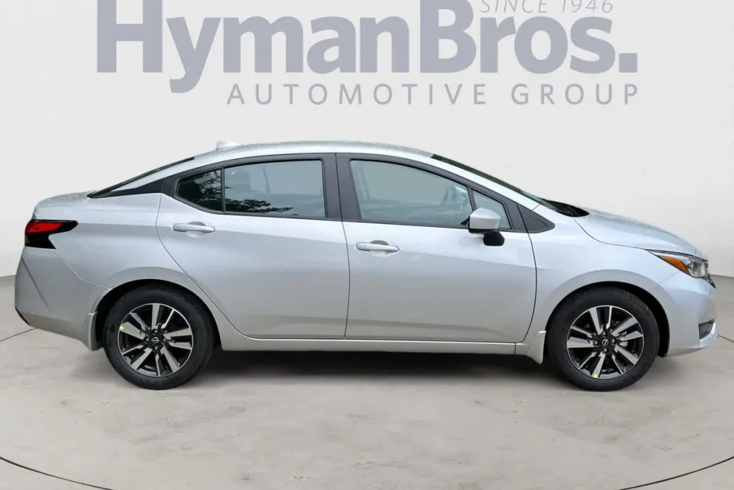 2025 Nissan Versa 1.6 SV photo 1