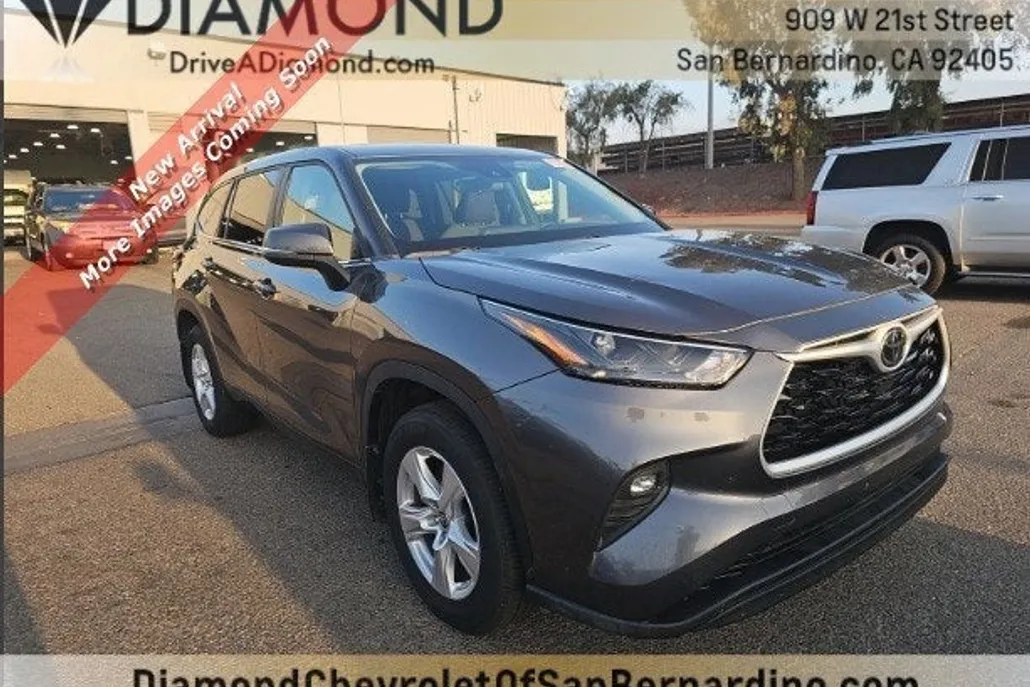 2024 Toyota Highlander LE photo 1
