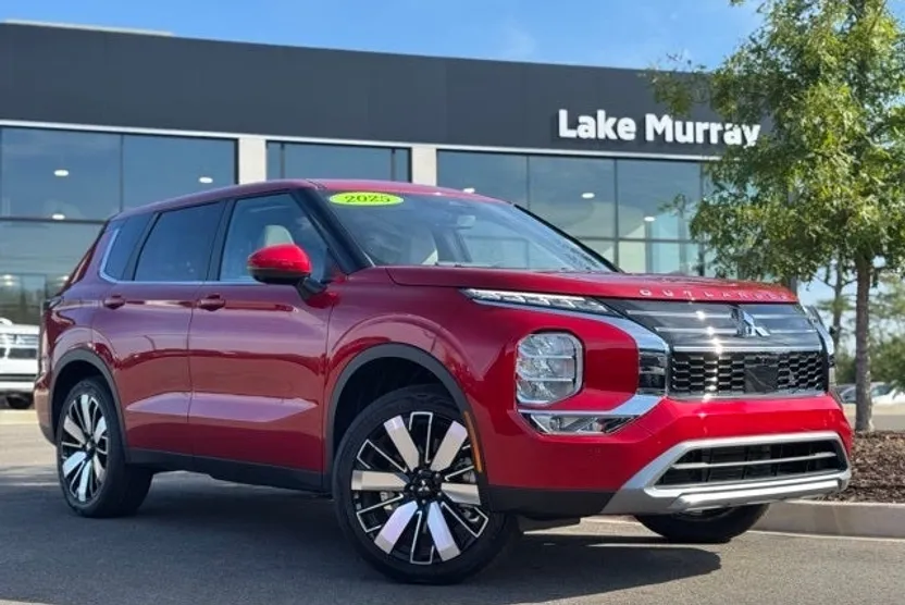 2025 Mitsubishi Outlander SE photo 1