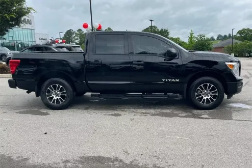 2024 Nissan Titan SV photo 1