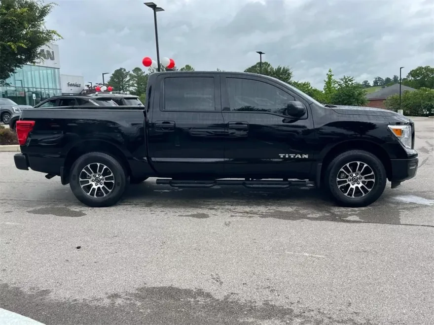 2024 Nissan Titan SV photo 1