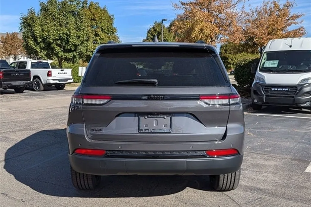 2025 Jeep Grand Cherokee Altitude photo 1