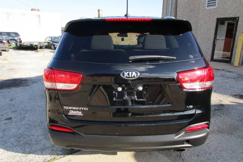 2017 Kia Sorento LX V6 photo 1