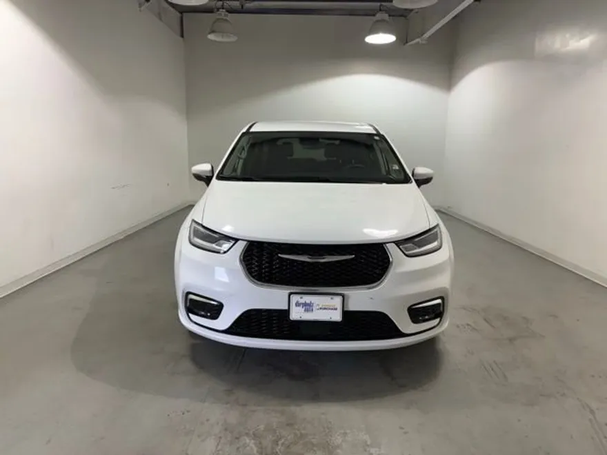 2023 Chrysler Pacifica Touring L photo 1