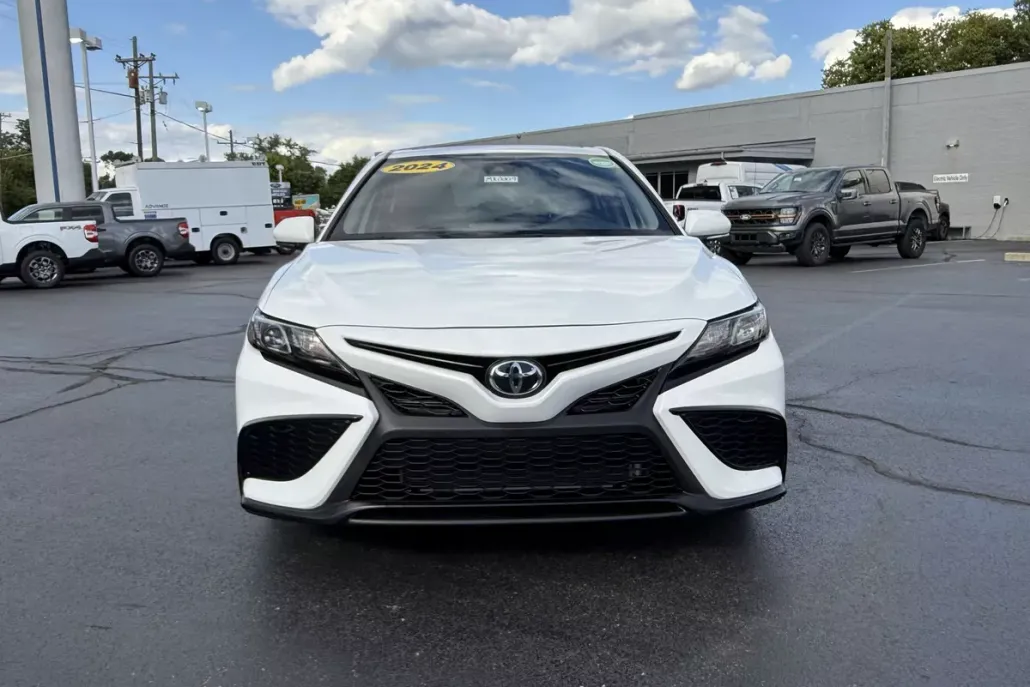 2024 Toyota Camry SE photo 1