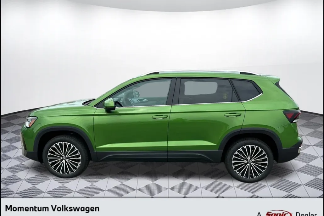 2025 Volkswagen Taos SE photo 1