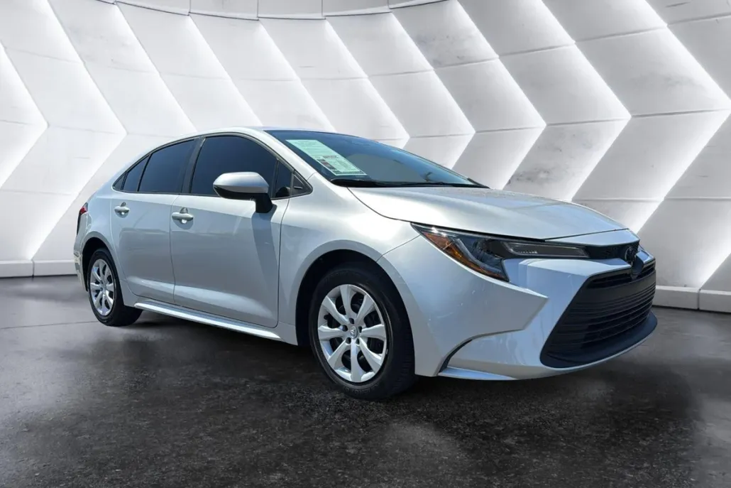 2025 Toyota Corolla LE photo 1
