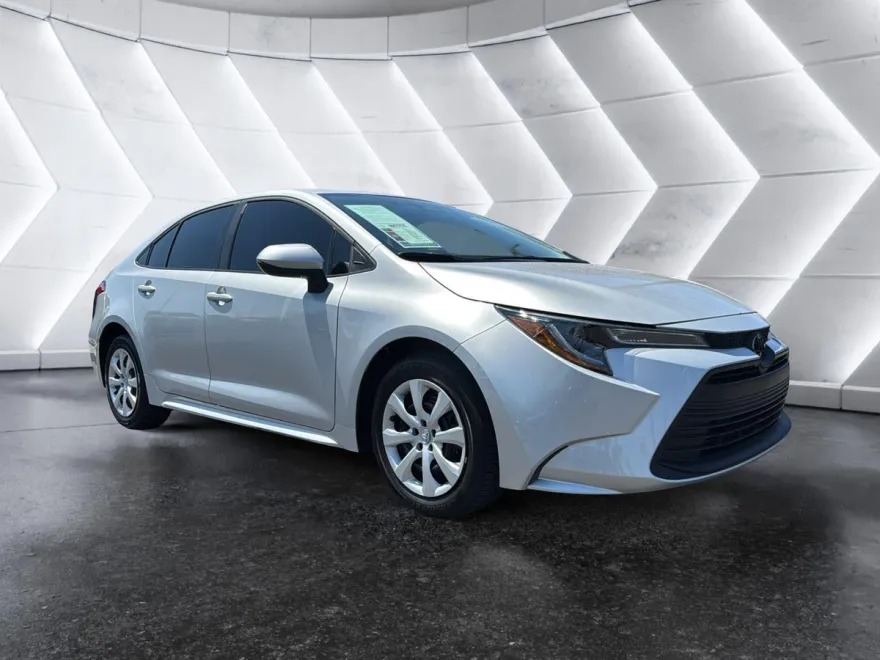 2025 Toyota Corolla LE photo 1