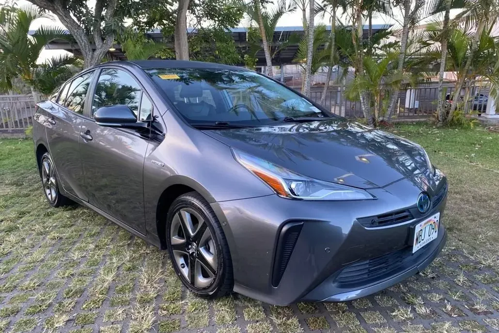 2020 Toyota Prius L photo 1