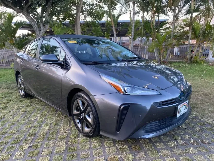 2020 Toyota Prius L photo 1